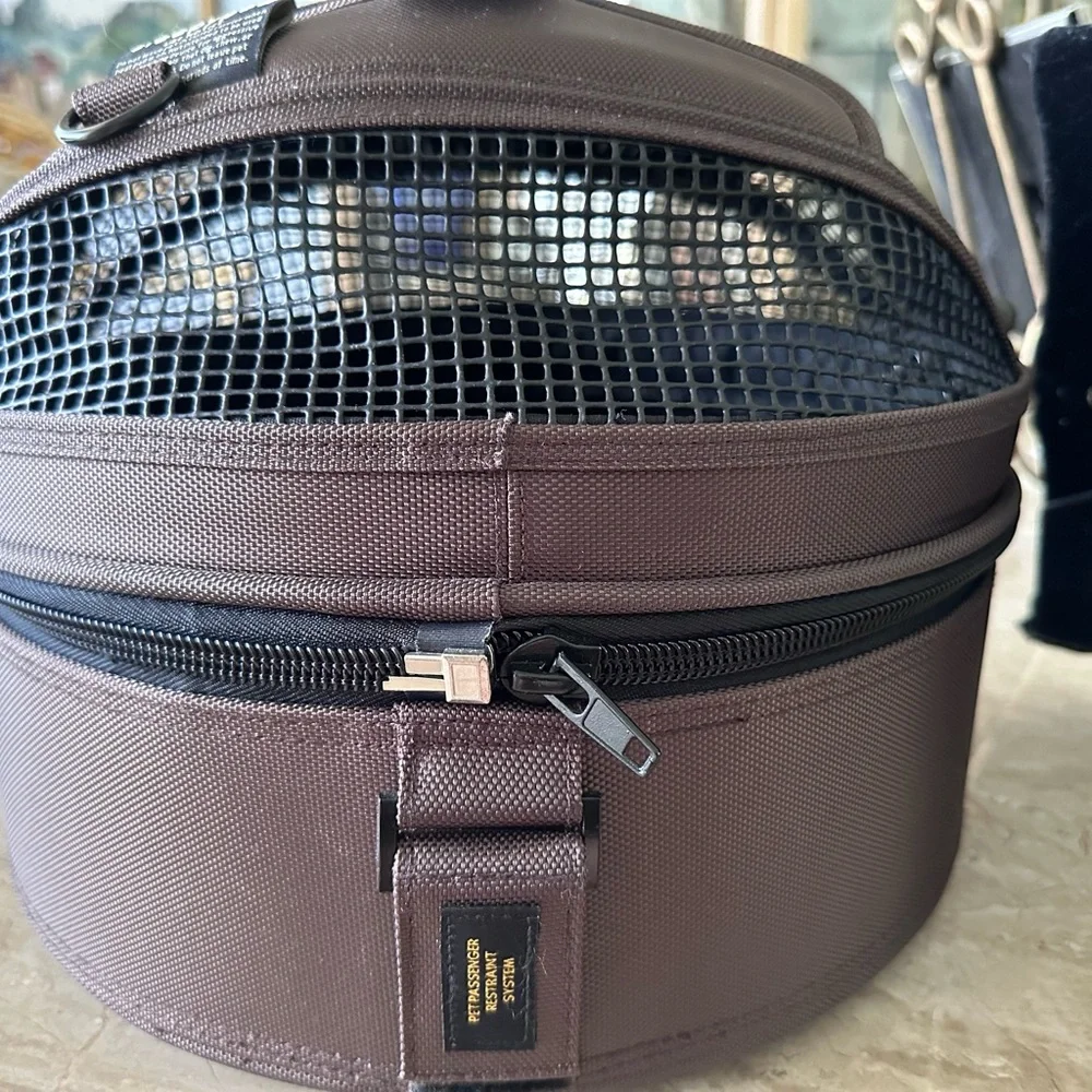 #103 Sleepypod Mini Brown for 3.3 dog. EUC